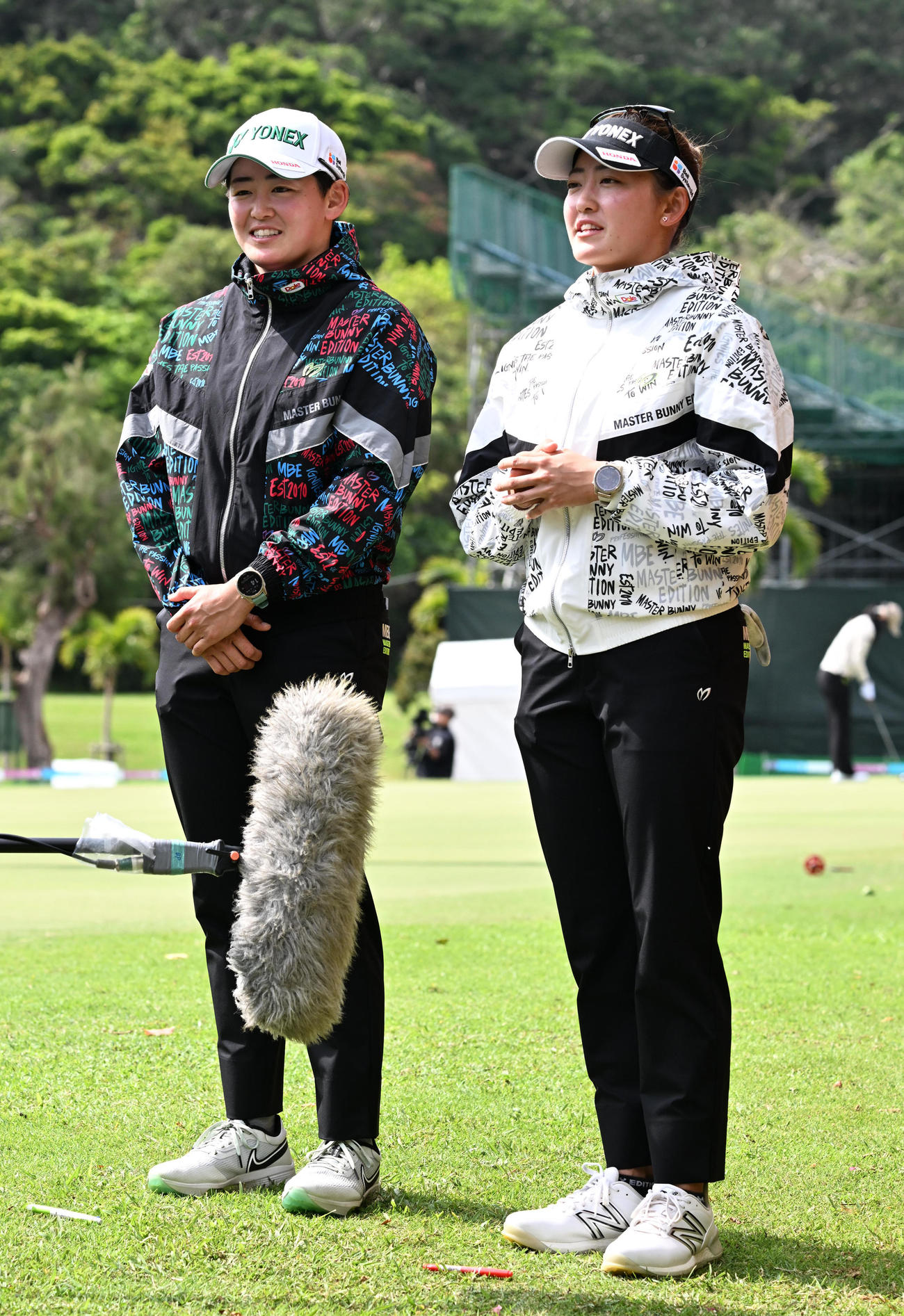 テレビインタビューを受ける岩井明愛、岩井千怜姉妹（撮影・前岡正明）