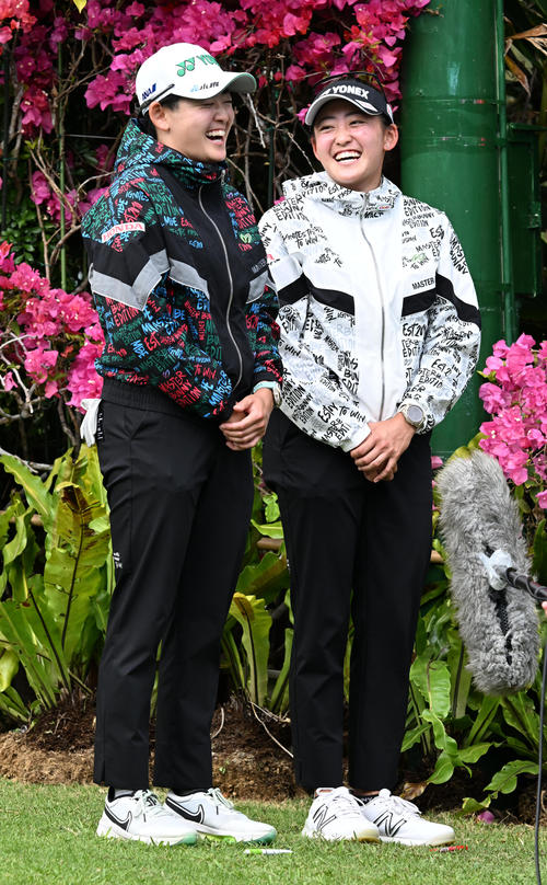 テレビインタビューを受ける岩井明愛、岩井千怜姉妹（撮影・前岡正明）