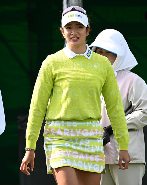 1番、ティーグラウンドで笑顔を見せる原英莉花（撮影・前岡正明）