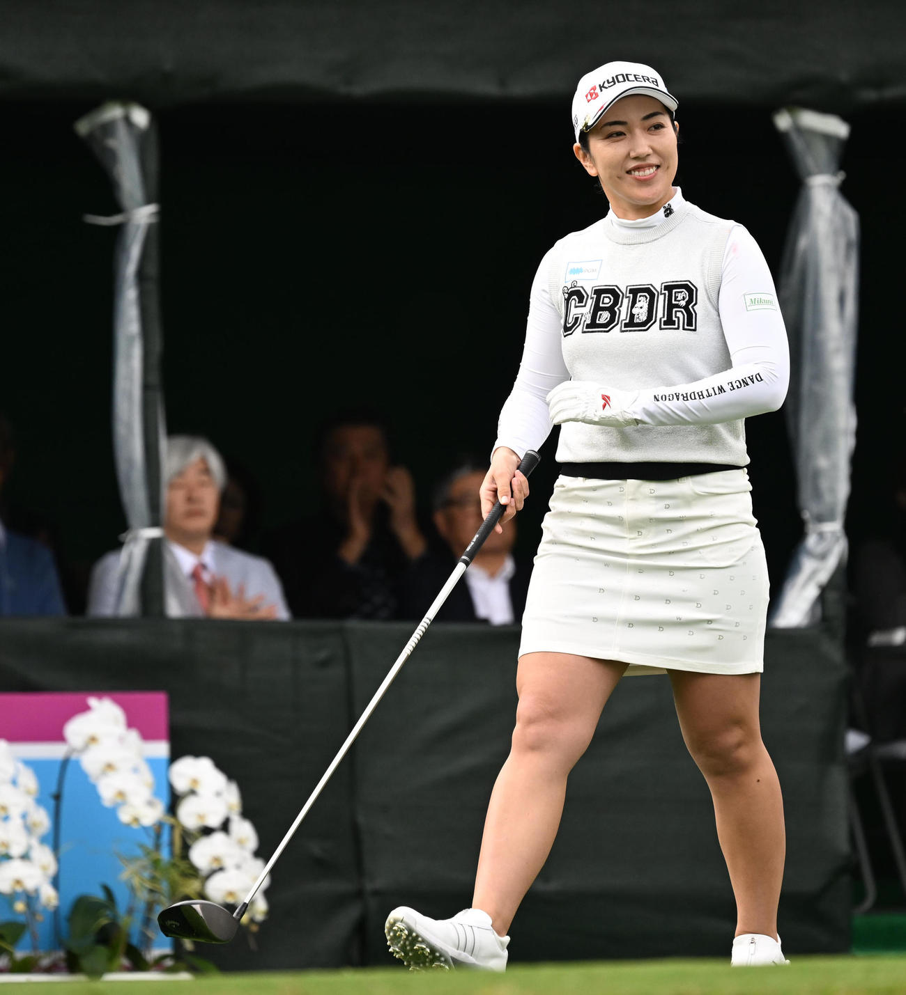 1番ティーグラウンドで笑顔を見せる笠（撮影・前岡正明）