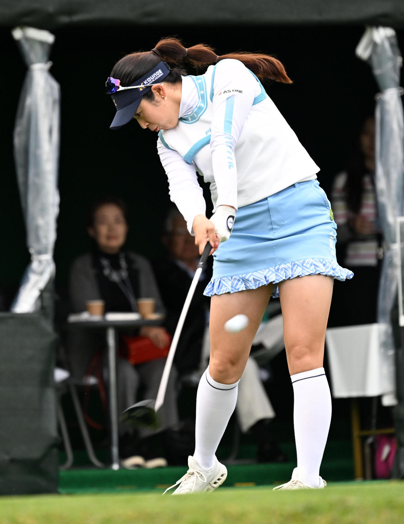 1番ティーショットを放つ天本（撮影・前岡正明）