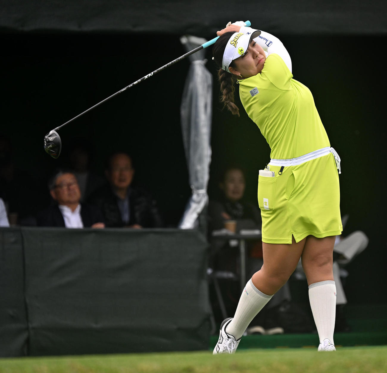 1番、ティーショットを仁井（撮影・前岡正明）