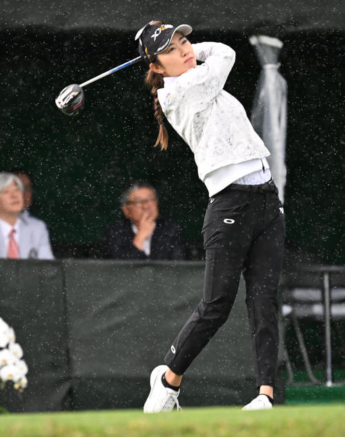 1番ティーショットを放つ安田祐香（撮影・前岡正明）