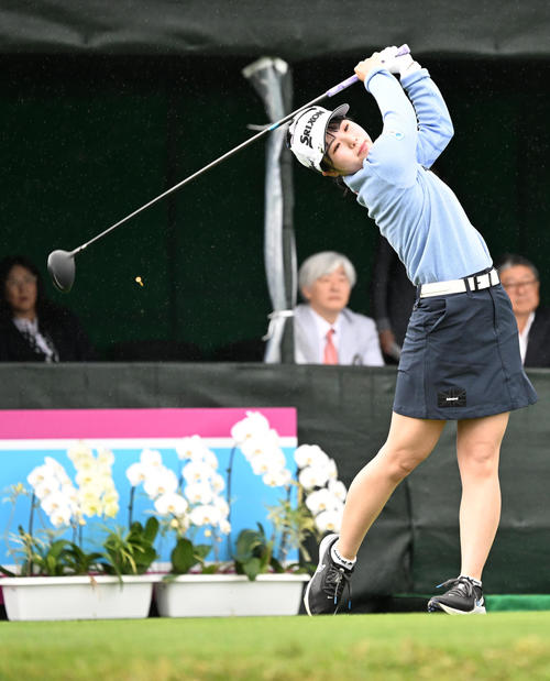 1番ティーショットを放つ尾関彩美悠（撮影・前岡正明）
