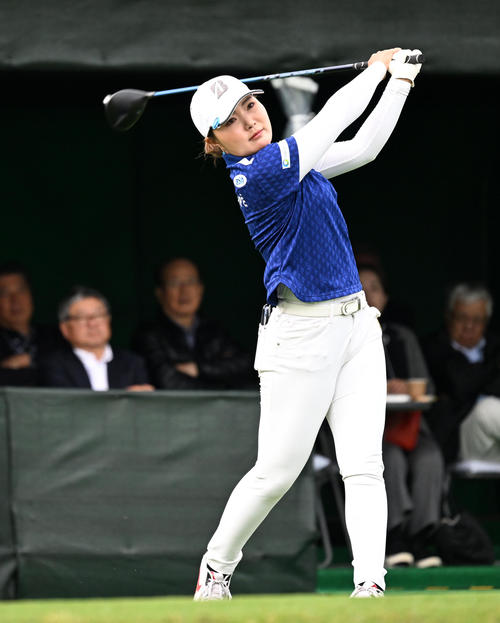1番ティーショットを放つ高橋（撮影・前岡正明）