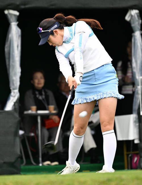 1番ティーショットを放つ天本（撮影・前岡正明）