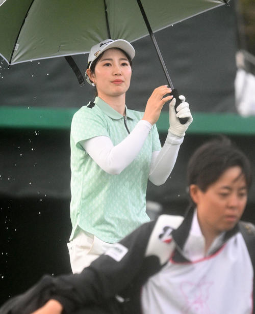 1番ティーショットを放ちスタートする蛭田みな美（撮影・前岡正明）