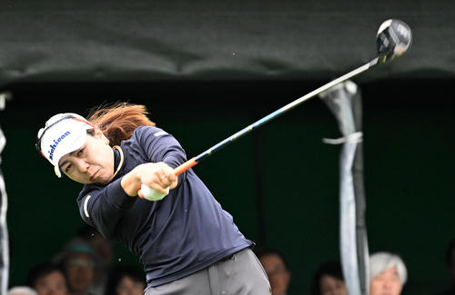 1番ティーショットを放つ宮里美香（撮影・前岡正明）