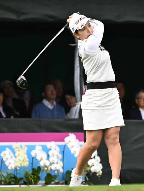 1番ティーショットを放つ笠りつ子（撮影・前岡正明）
