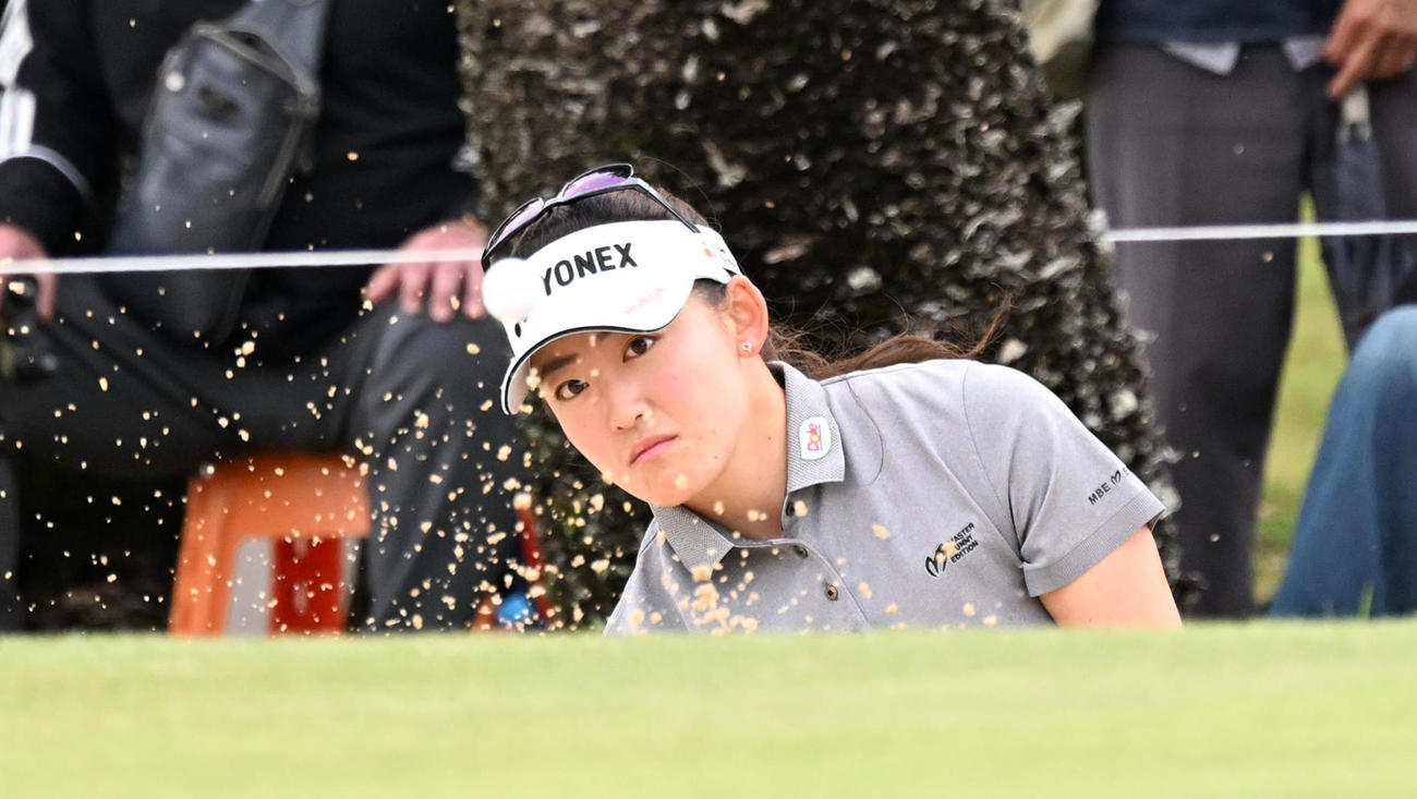 9番、バンカーショットを放つ岩井千（撮影・前岡正明）