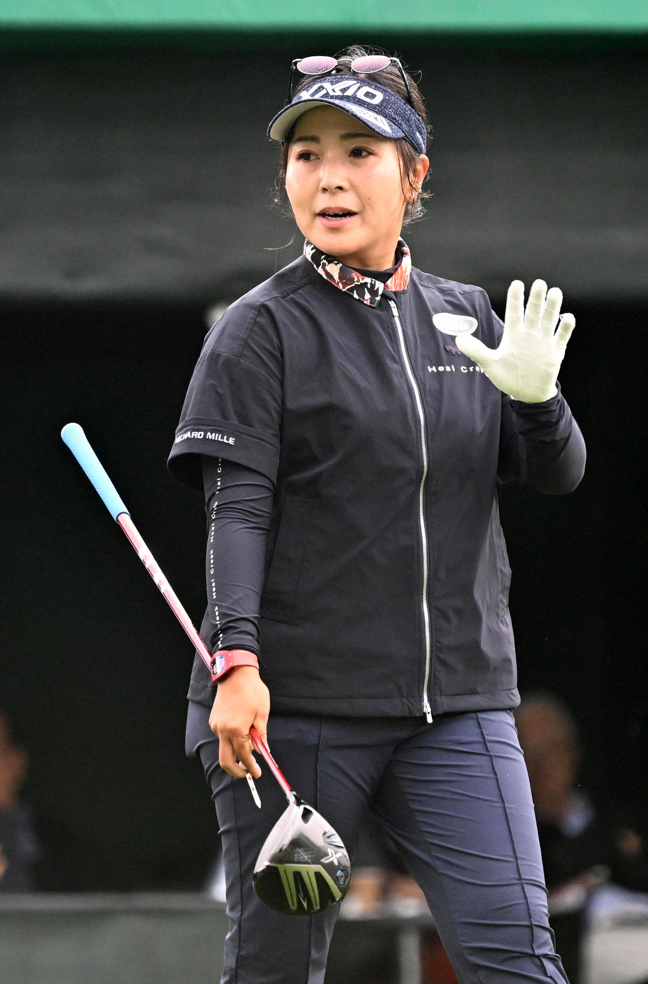 1番、ティーショットを放ちスタートする青木（撮影・前岡正明）