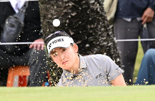 9番、バンカーショットを放つ岩井千(撮影・前岡正明)