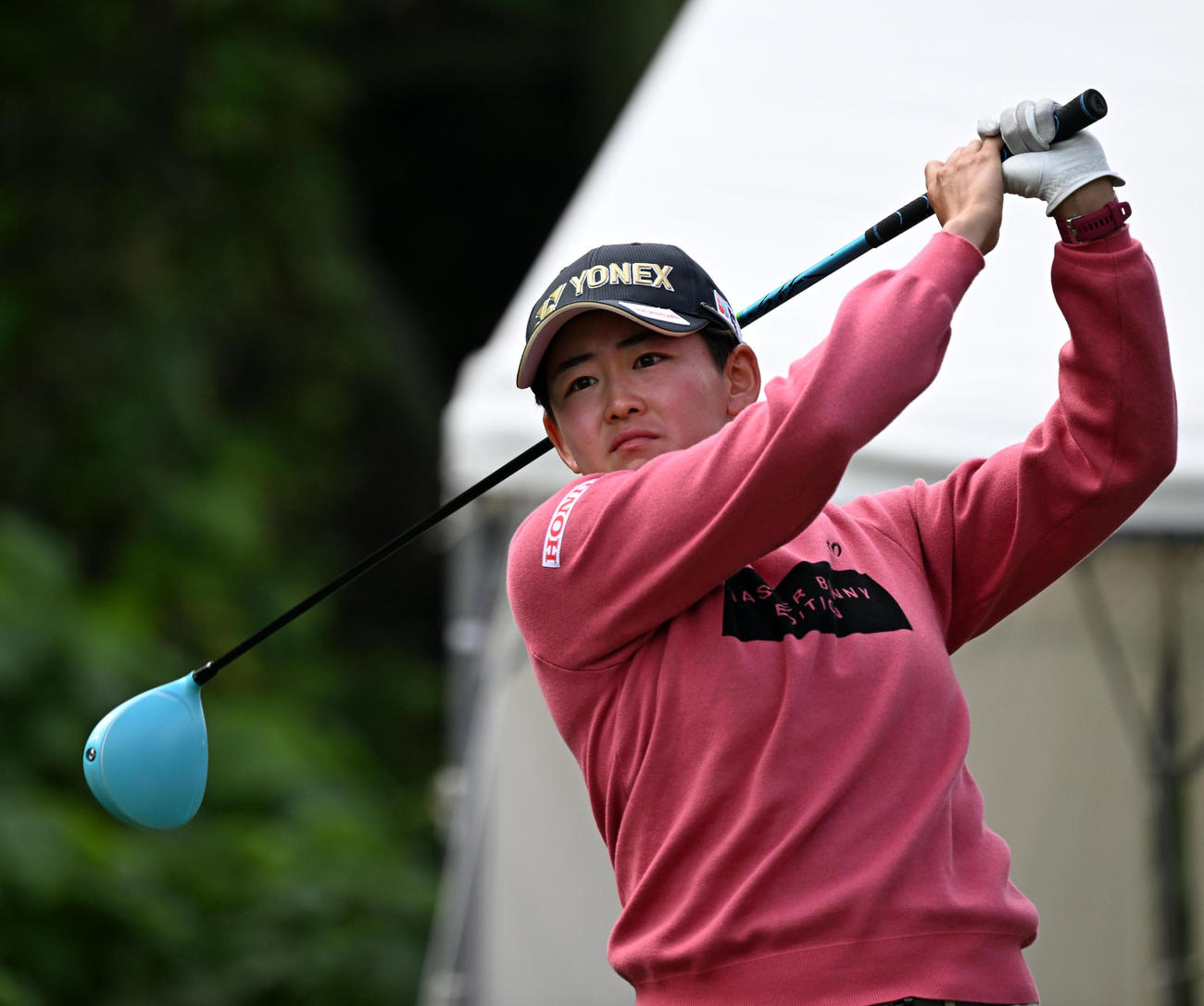 10番、ティーショットを放つ岩井明（撮影・前岡正明）