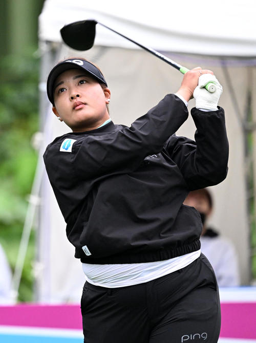 10番、ティーショットを放つ鈴木（撮影・前岡正明）