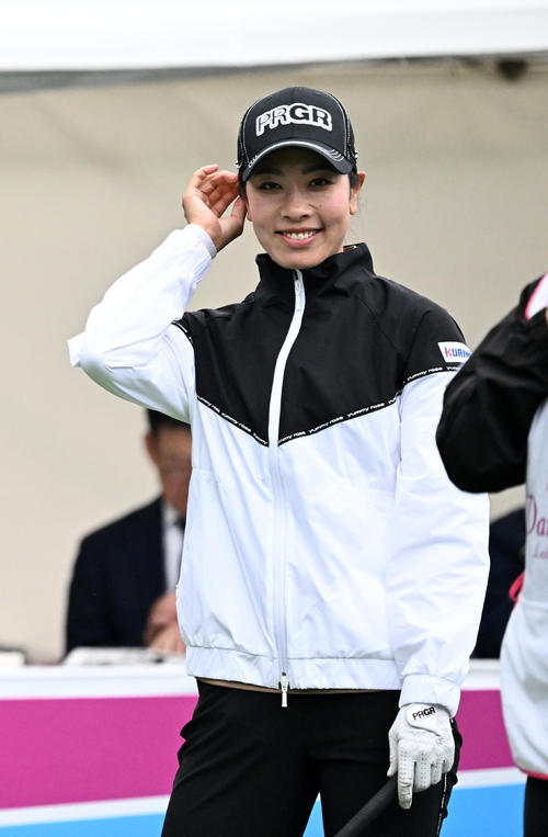 10番、ティーグラウンドで笑顔を見せる森田理（撮影・前岡正明）