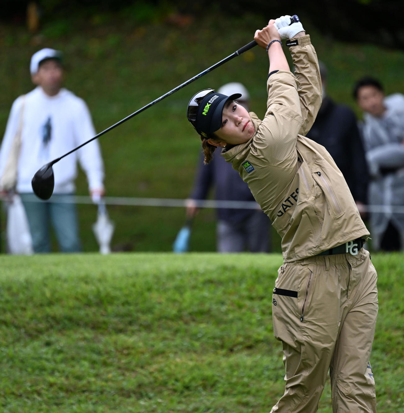 2番、ティーショットを放つ原英（撮影・前岡正明）