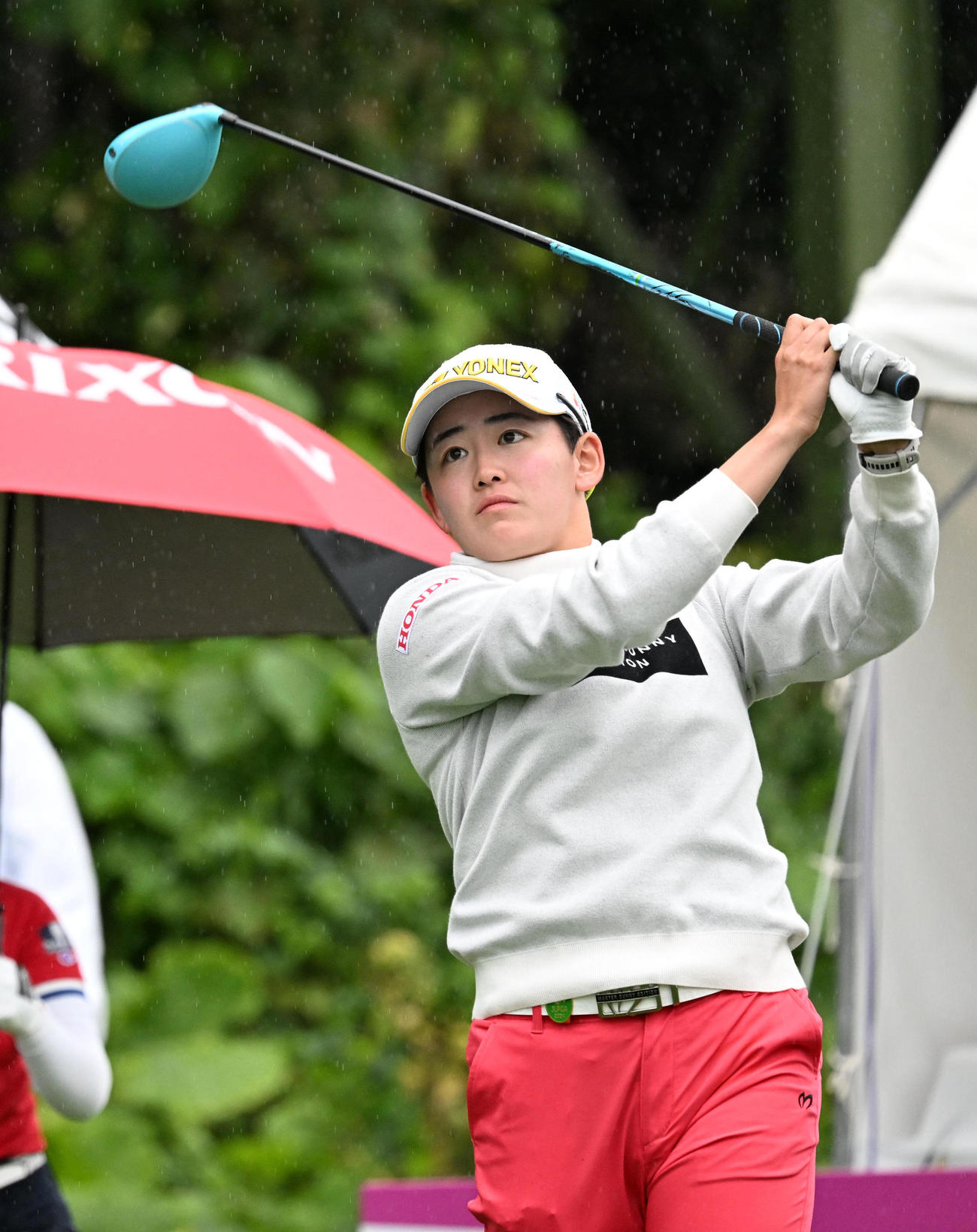 10番、ティーショットを放つ岩井明（撮影・前岡正明）