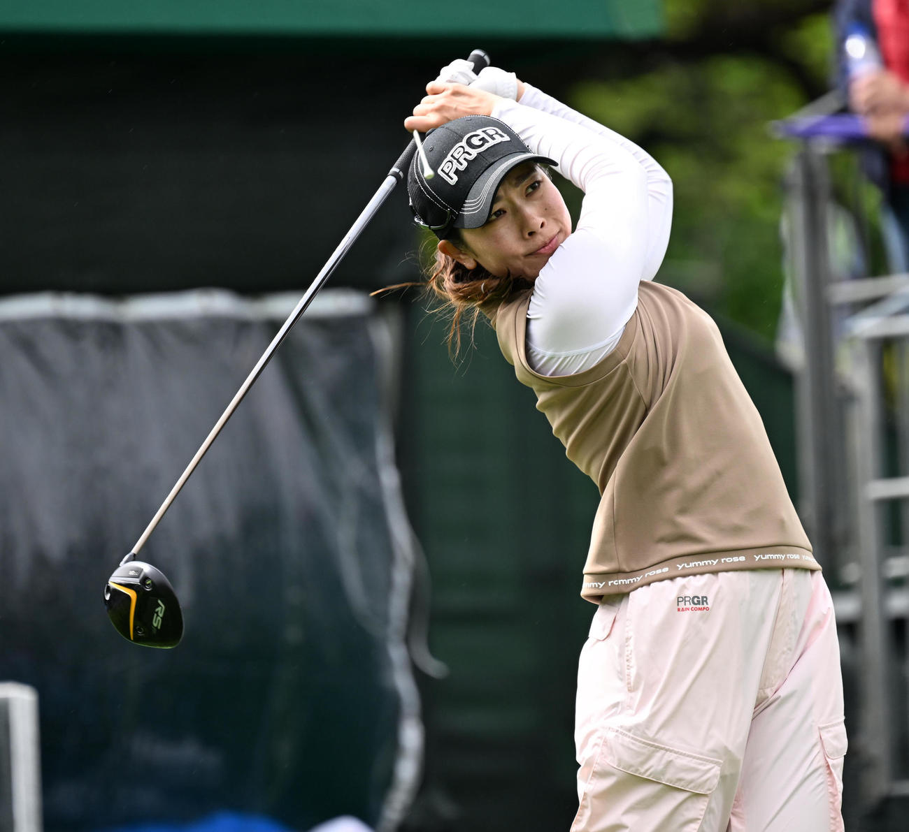 1番、ティーショットを放つ森田理（撮影・前岡正明）