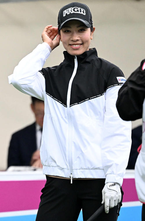 10番、ティーグラウンドで笑顔を見せる森田理（撮影・前岡正明）