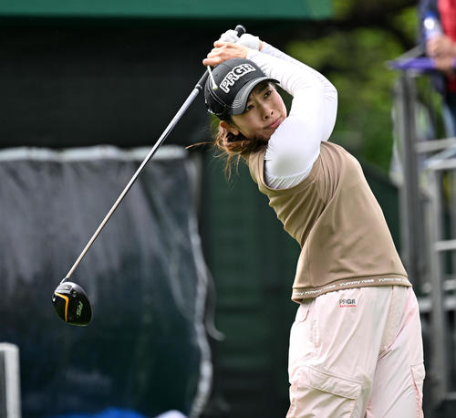 1番、ティーショットを放つ森田理（撮影・前岡正明）
