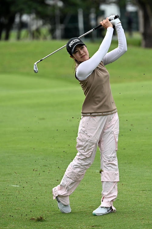 1番、第2打を放つ森田理（撮影・前岡正明）