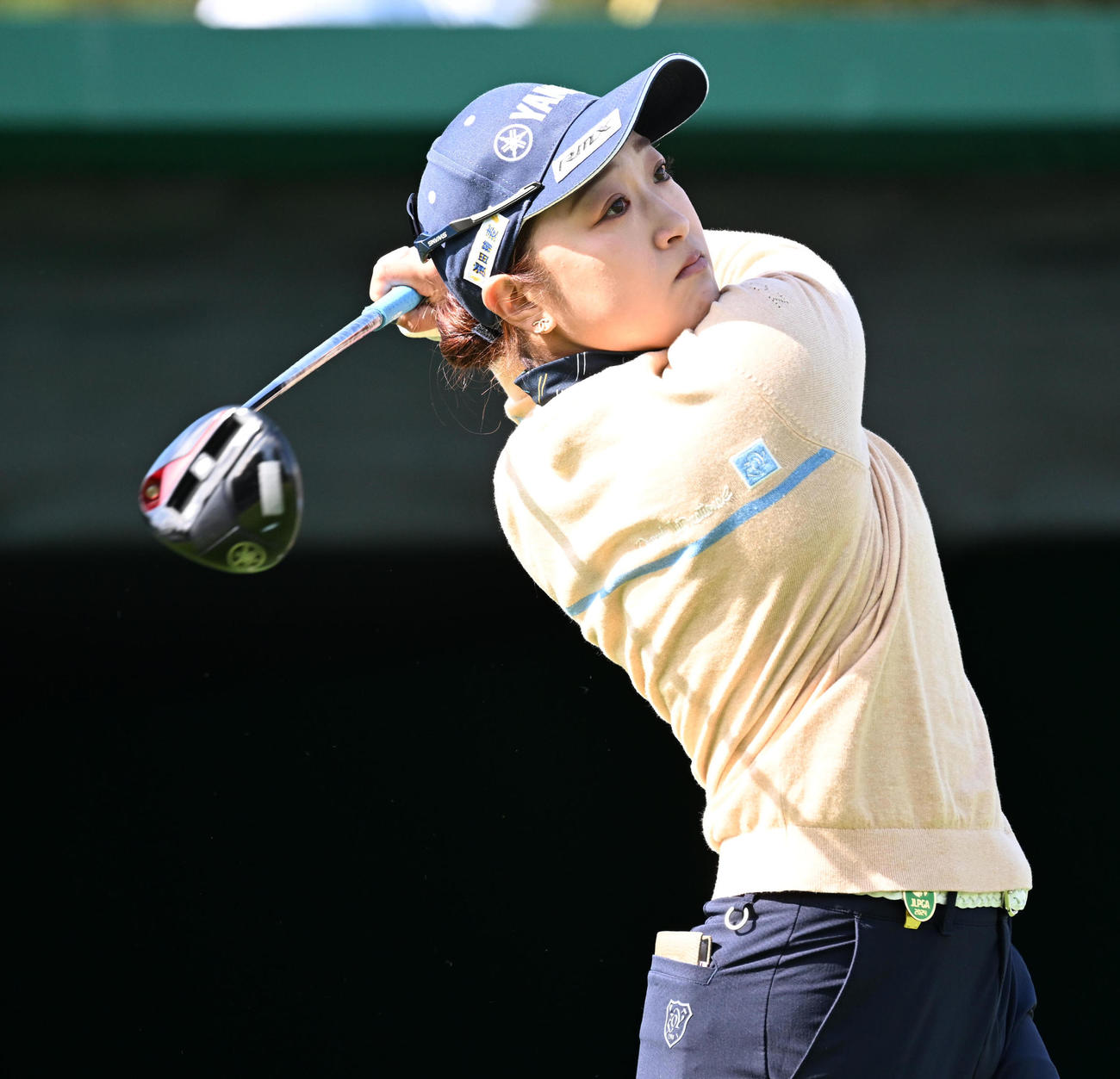 1番、ティーショットを放つ高木（撮影・前岡正明）