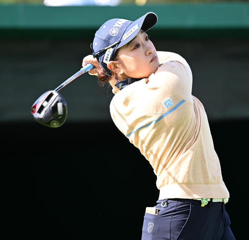 1番、ティーショットを放つ高木（撮影・前岡正明）