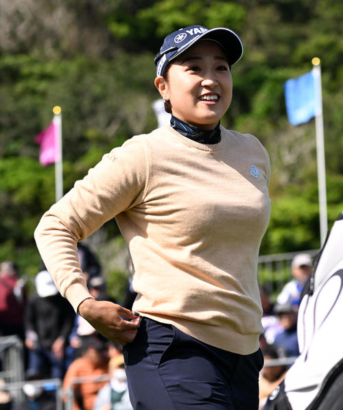 1番、笑顔でスタートする高木（撮影・前岡正明）