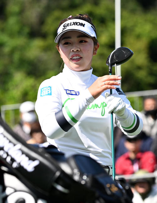 1番、笑顔を見せる山下（撮影・前岡正明）