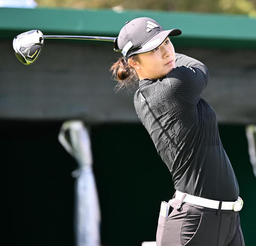 1番、ティーショットを放つ森田遥（撮影・前岡正明）