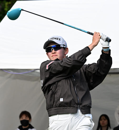 10番、ティーショットを放つ岩井明（撮影・前岡正明）
