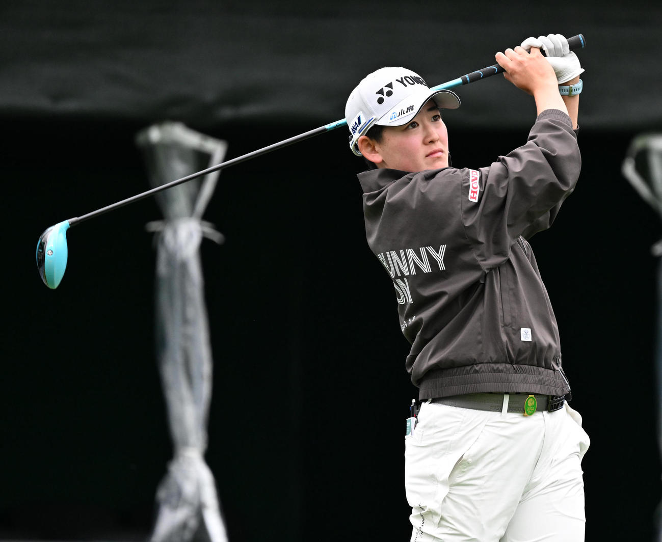 1番、ティーショットを放つ岩井明（撮影・前岡正明）