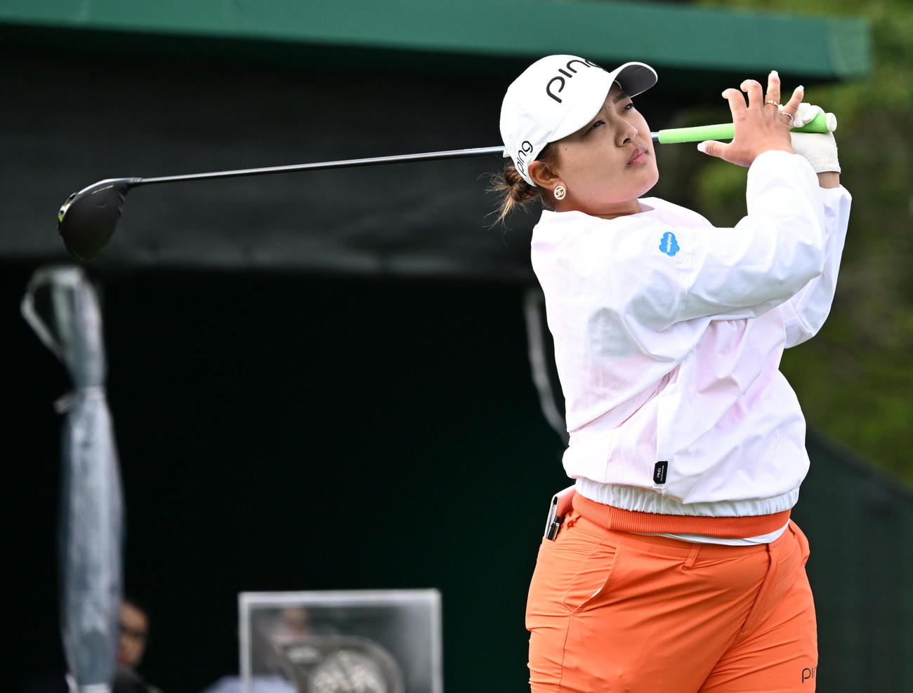 1番、ティーショットを放つ鈴木（撮影・前岡正明）