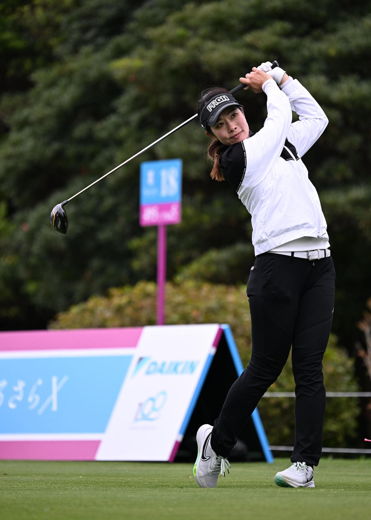 18番、ティーショットを放つ森田理（撮影・前岡正明）