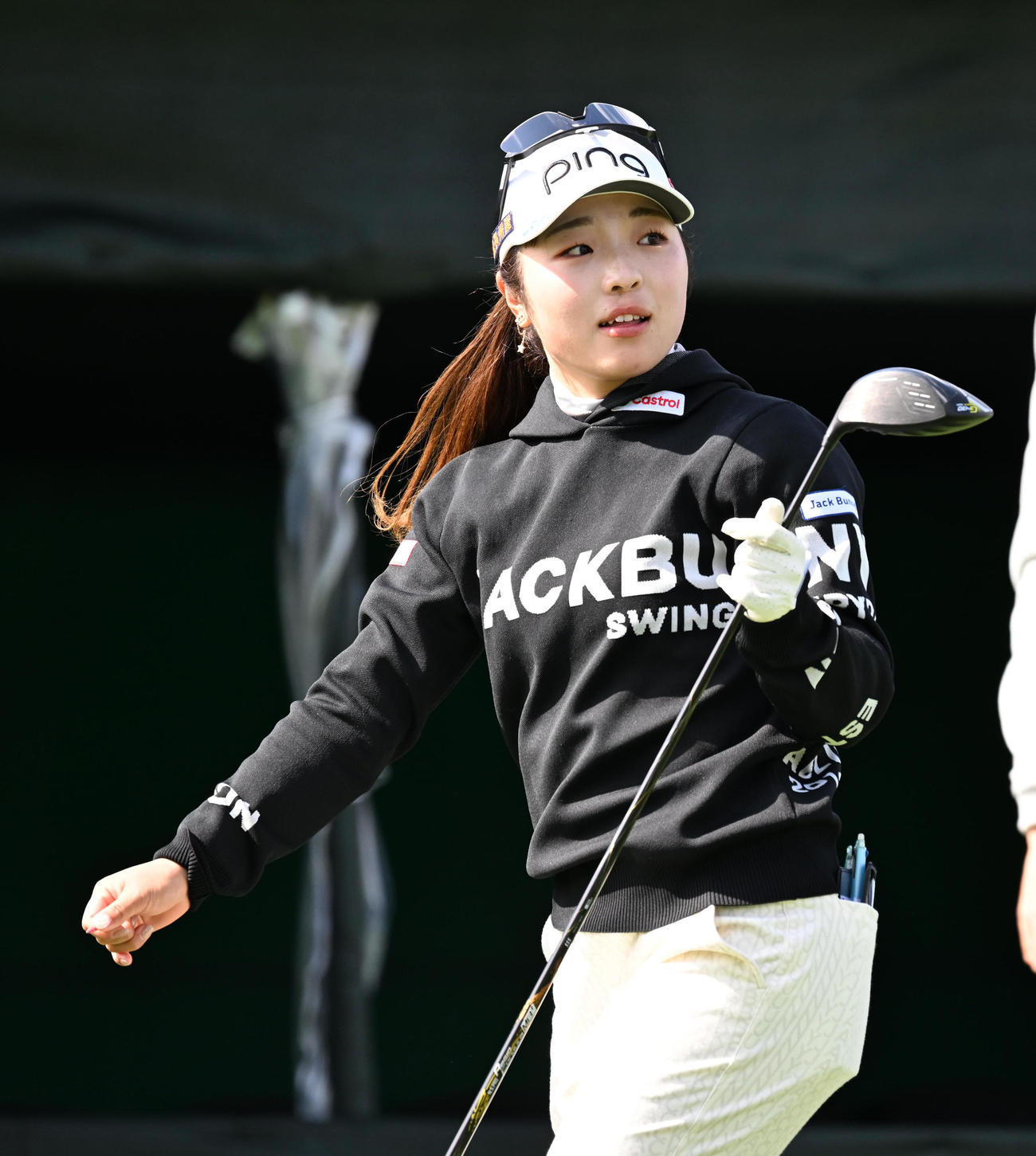 1番、ティーショットを放った佐久間（撮影・前岡正明）
