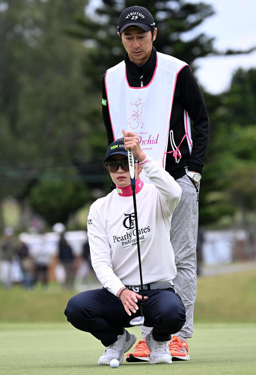 18番、ラインを読む原英（撮影・前岡正明）