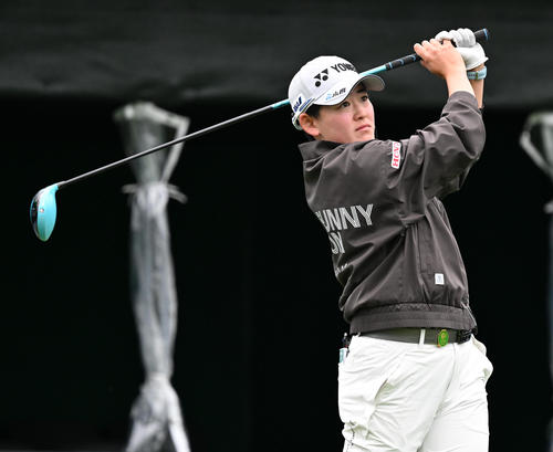 1番、ティーショットを放つ岩井明（撮影・前岡正明）