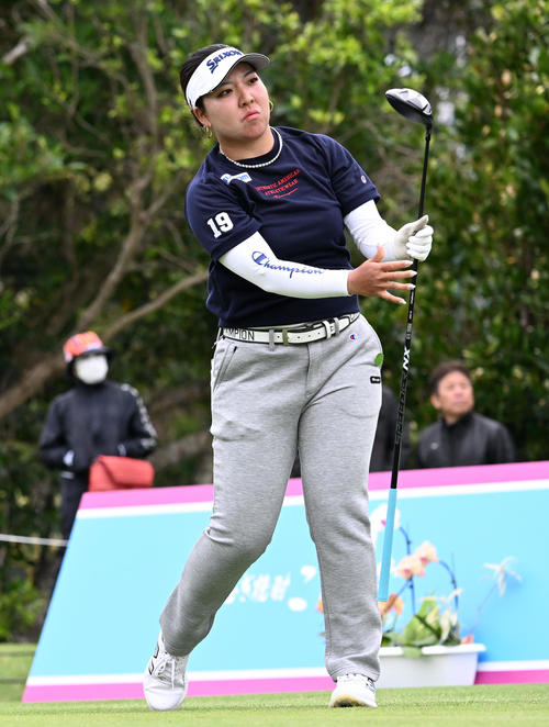15番、ティーショットを放つ仁藤（撮影・前岡正明）