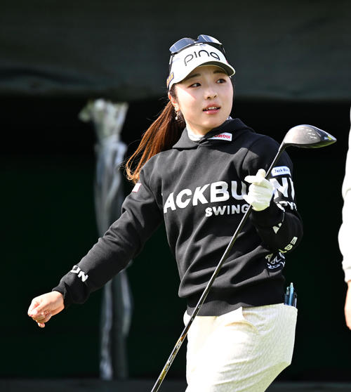 1番、ティーショットを放った佐久間（撮影・前岡正明）