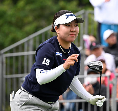 1番、ティーショットを放った仁藤（撮影・前岡正明）
