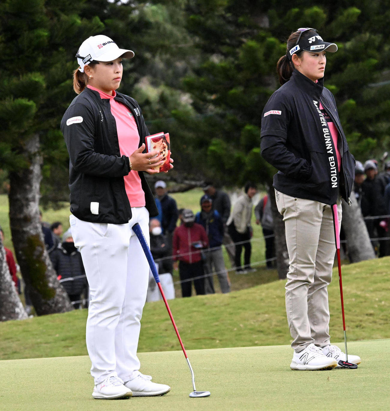 18番、グリーンでプレーを待つ西郷（左）と岩井千（撮影・前岡正明）