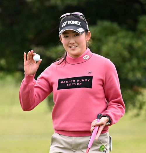 17番、バーディーパットを決めた岩井千（撮影・前岡正明）
