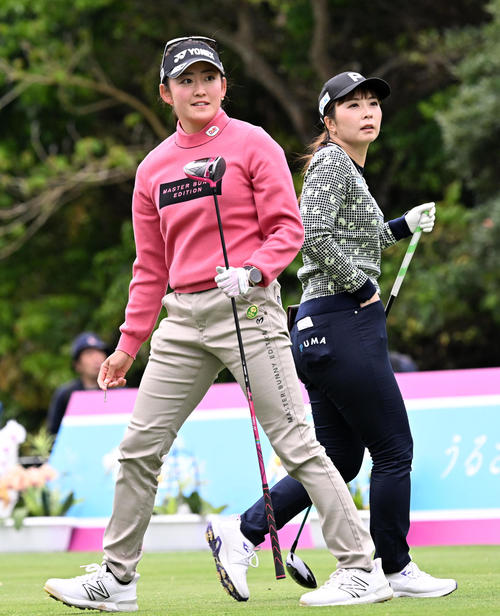 18番、ティーショットを放った岩井千（左）と向かう菊地（撮影・前岡正明）