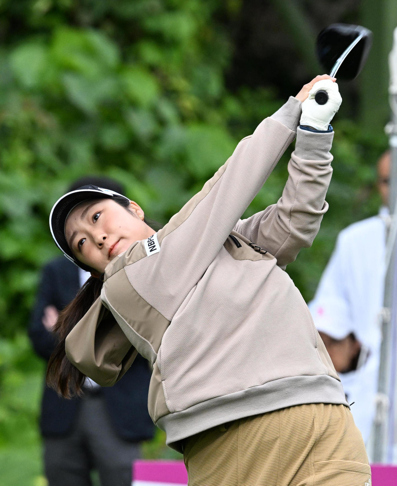 10番、ティーショットを放つ阿部（撮影・前岡正明）