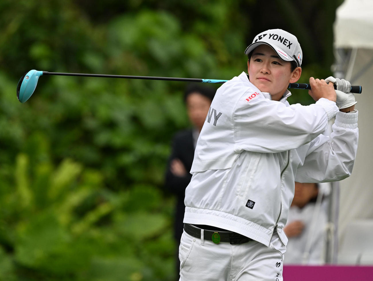 10番、ティーショットを放つ岩井明愛（撮影・前岡正明）