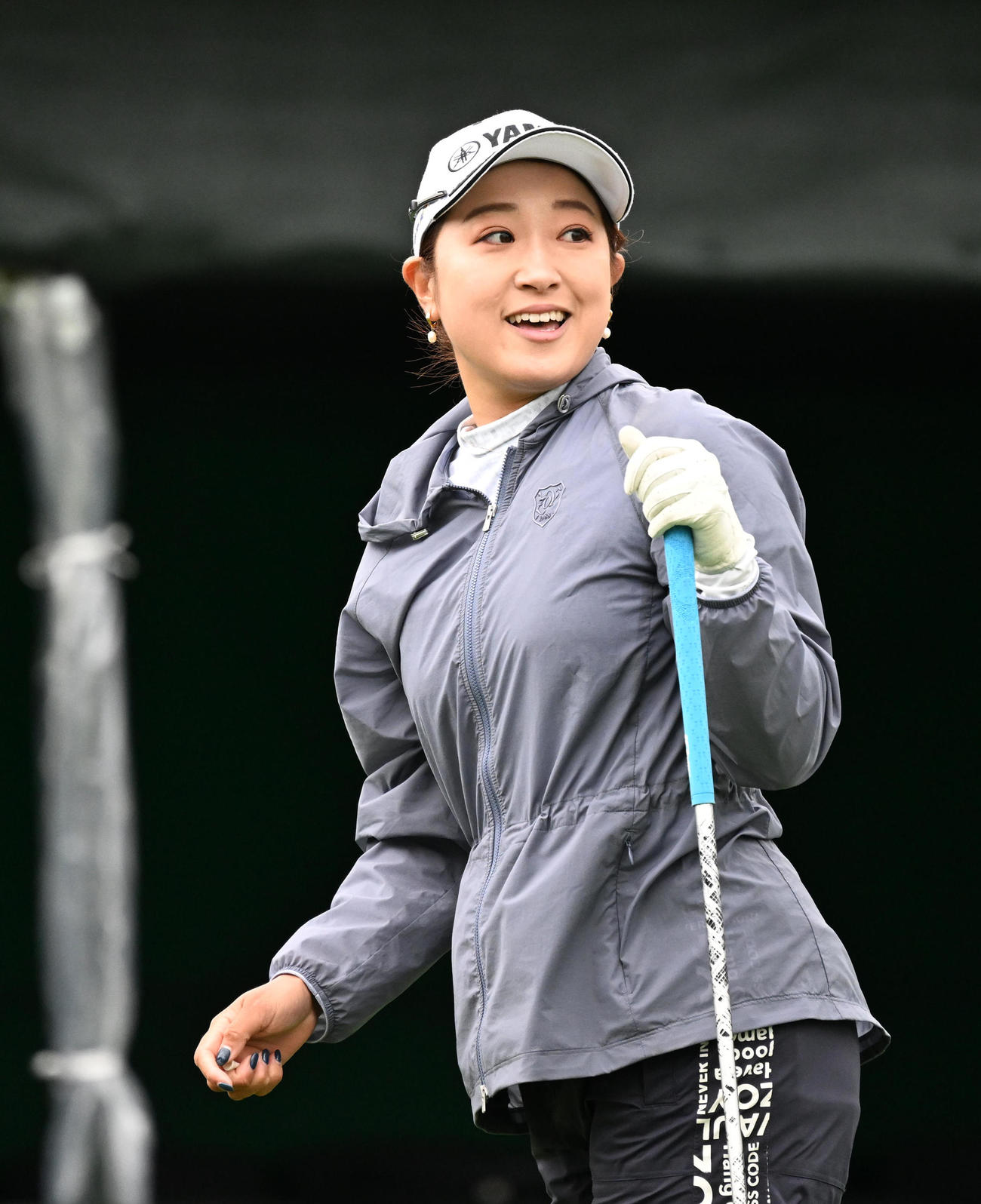 1番、ティーショットを放ち笑顔を見せる高木（撮影・前岡正明）