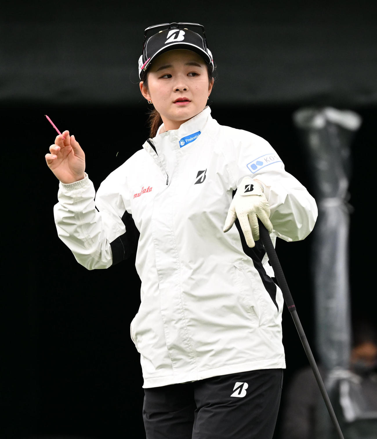 1番、ティーショットを放った川崎春花（撮影・前岡正明）