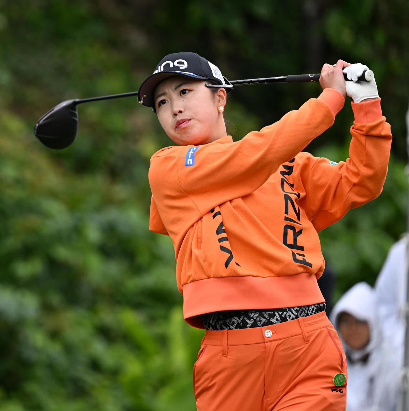 10番、ティーショットを放つ上野（撮影・前岡正明）