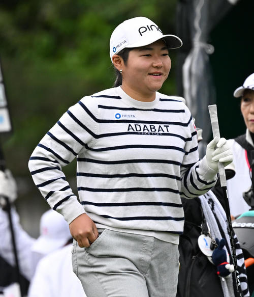 1番、ティーグラウンドで笑顔を見せる宮沢（撮影・前岡正明）