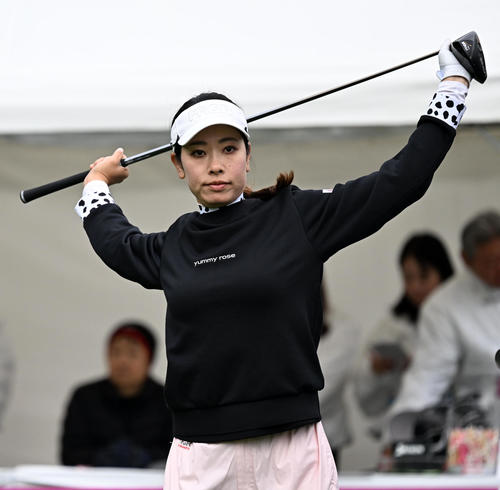 10番、ストレッチを行う森田理香子（撮影・前岡正明）